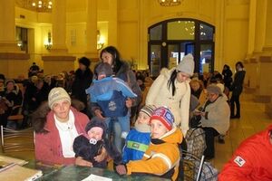 Ежедневно через вокзал Харькова проходят сотни беженцев