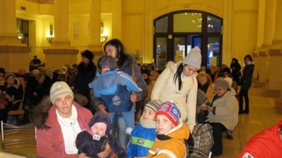 Ежедневно через вокзал Харькова проходят сотни беженцев