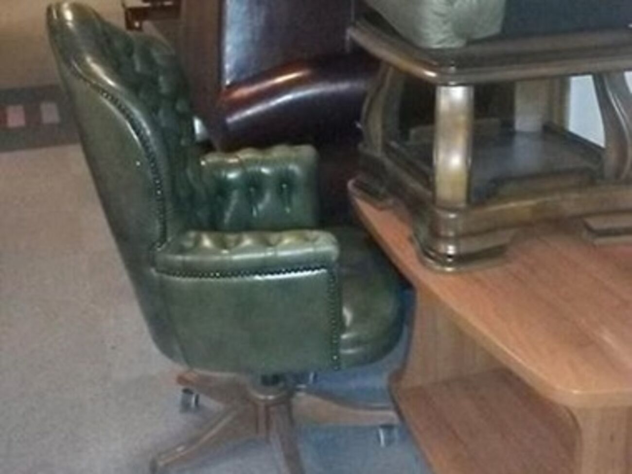 Кивалов, покидая бывший кабинет, забрал всю мебель