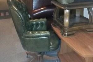 Кивалов, покидая бывший кабинет, забрал всю мебель