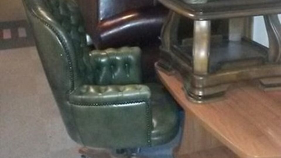 Кивалов, покидая бывший кабинет, забрал всю мебель