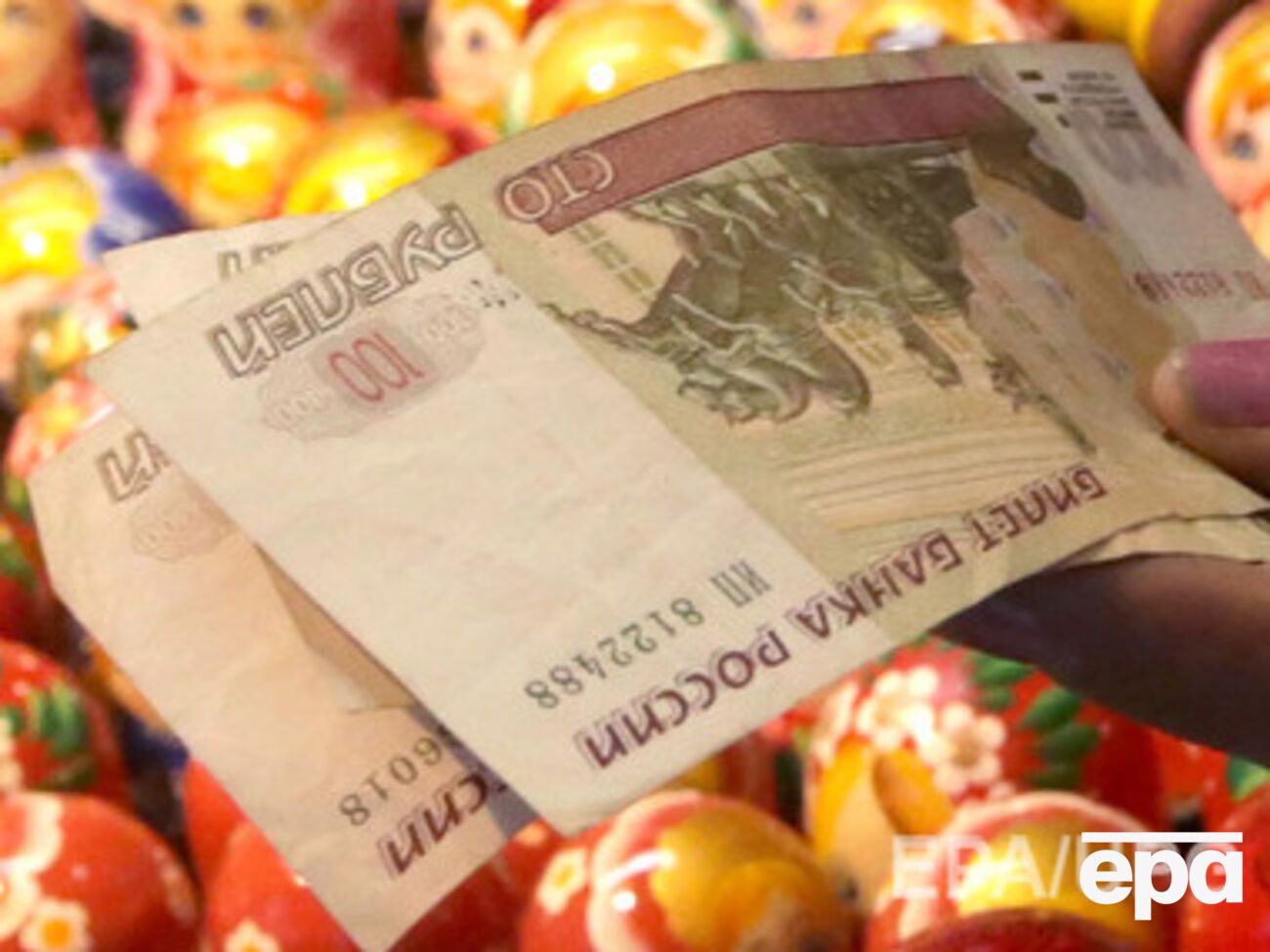 Рубль продолжает падать в цене