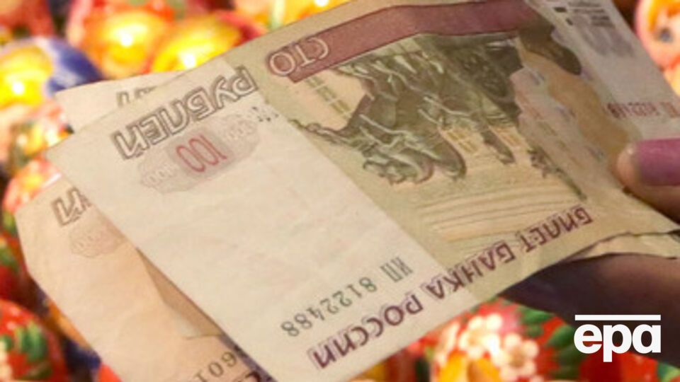 Рубль продолжает падать в цене