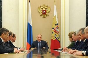 Владимир Путин во время совещания с силовиками