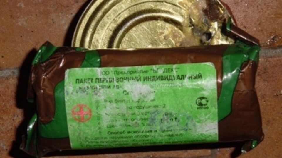 Российский армейский перевязочный пакет, найденный у убитых террористов