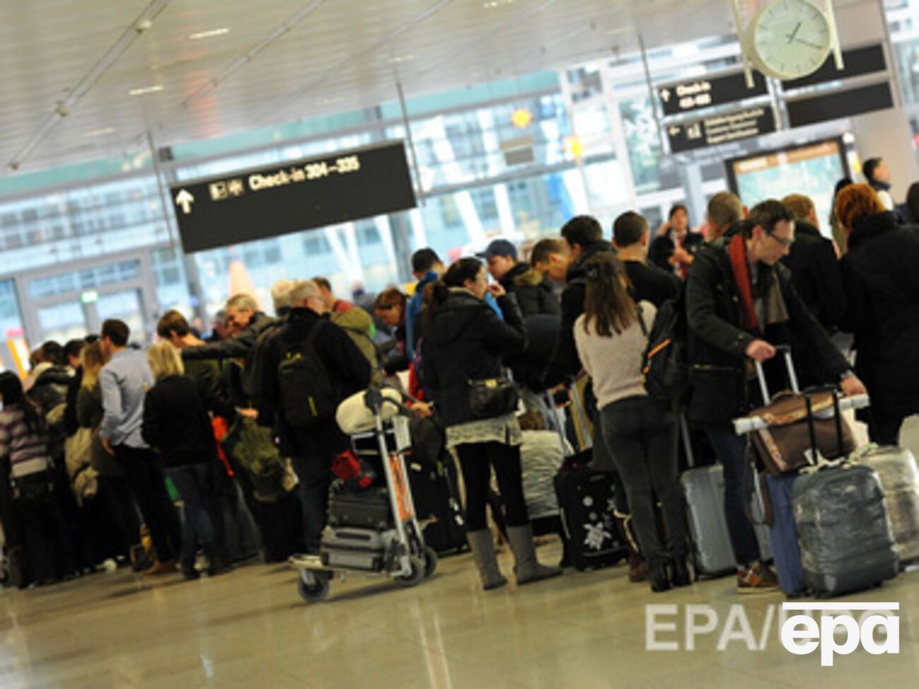 Тысячи пассажиров застряли в аэропортах Лондона