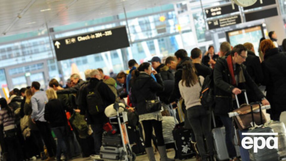 Тысячи пассажиров застряли в аэропортах Лондона