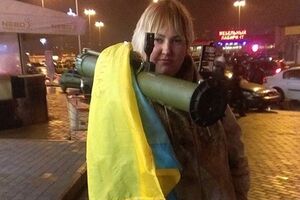 Екатерина Бережная с гранатометом недалеко от торгового центра в спальном районе Харькова