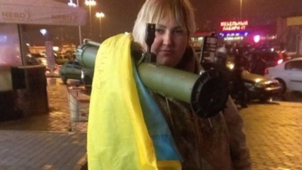 Екатерина Бережная с гранатометом недалеко от торгового центра в спальном районе Харькова