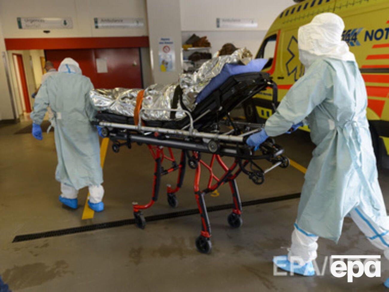 Количество заразившихся вирусом Эбола растет