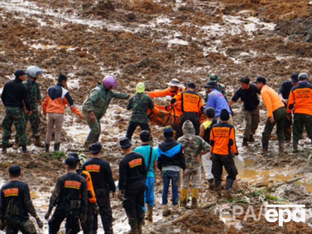 Спасатели роют землю руками и подручными инструментами