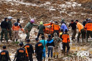 Спасатели роют землю руками и подручными инструментами