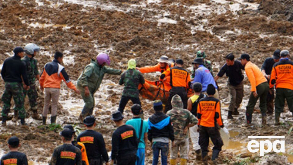 Спасатели роют землю руками и подручными инструментами