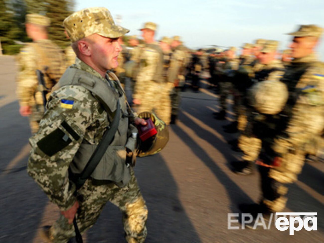 Украинские военные подвергаются обстрелам, несмотря на перемирие