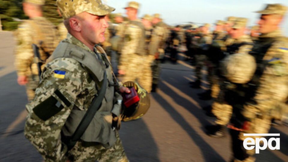 Украинские военные подвергаются обстрелам, несмотря на перемирие