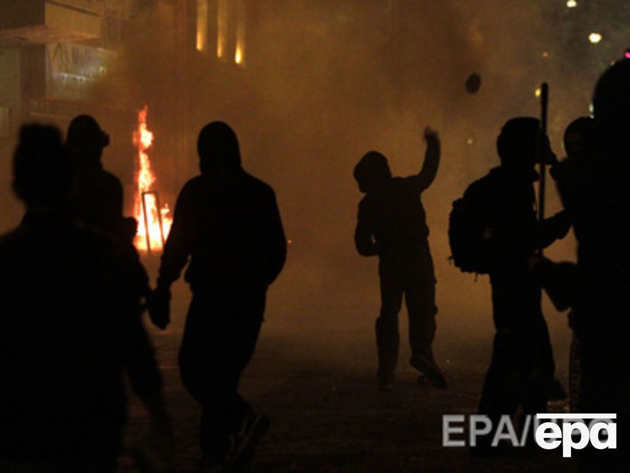 Агрессивно настроенные люди поджигали машины, деревья, мусорные баки, забрасывали полицейских камнями и бутылками с зажигательной смесью