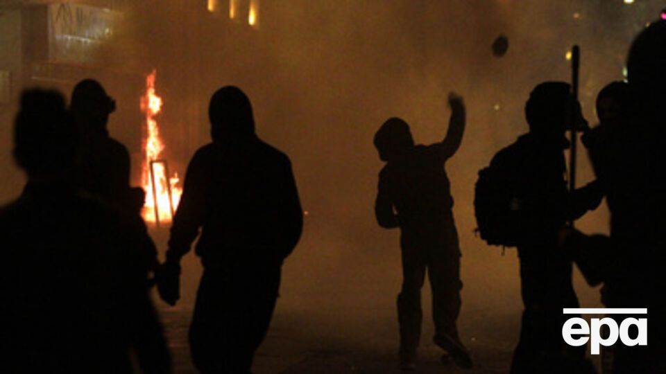 Агрессивно настроенные люди поджигали машины, деревья, мусорные баки, забрасывали полицейских камнями и бутылками с зажигательной смесью