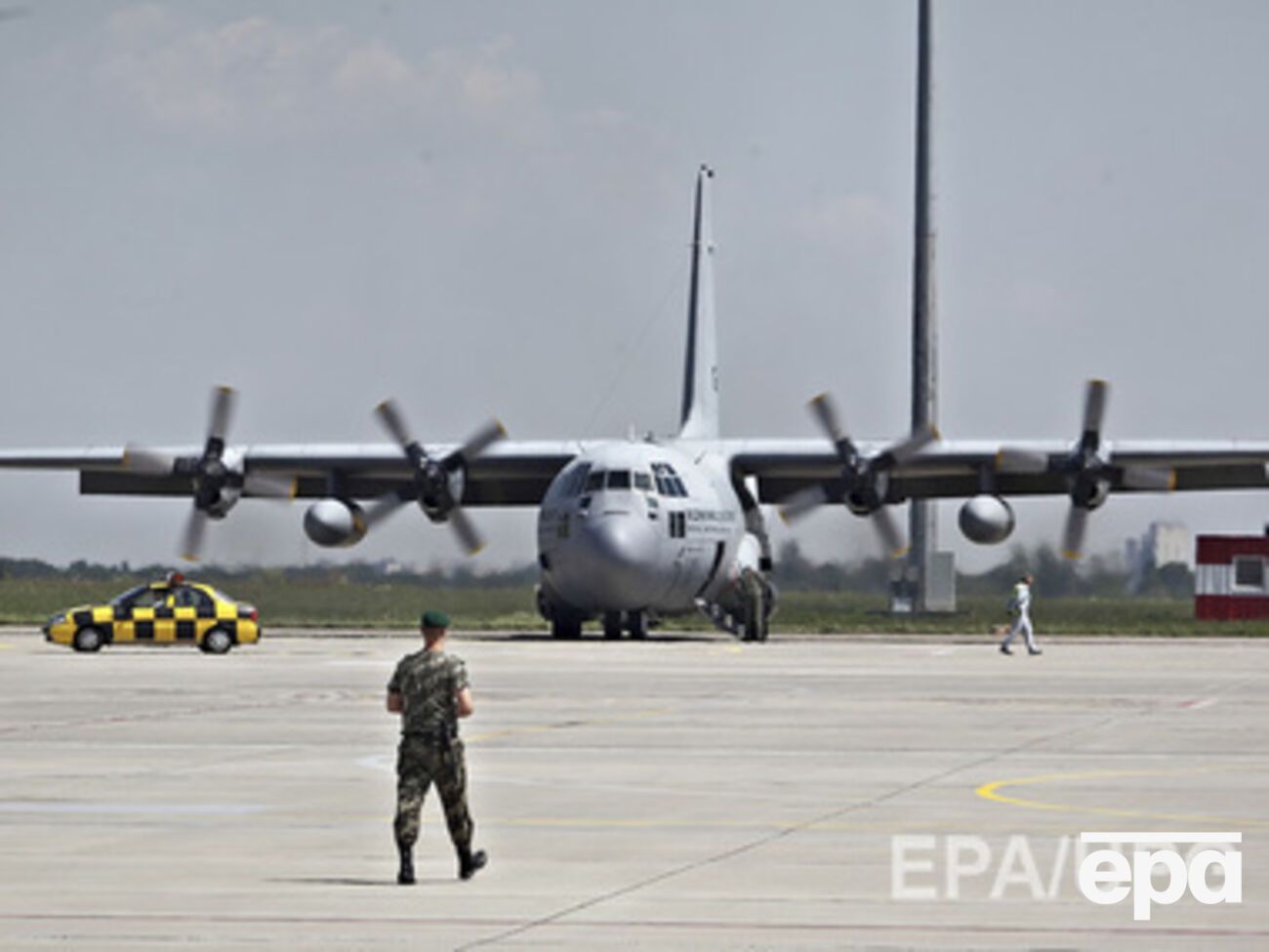 В харьковский аэропорт сегодня прибудет группа российских военных