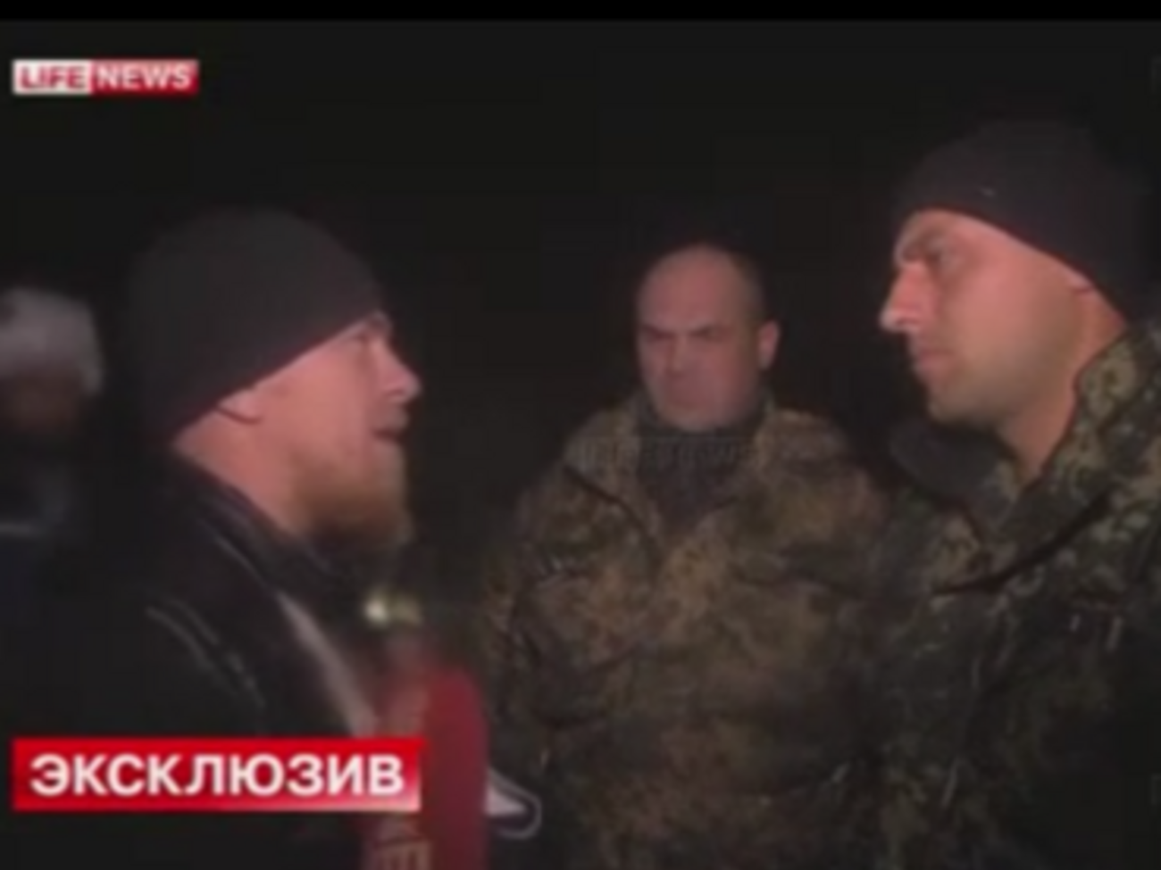 Один из защитников донецкого аэропорта "киборг" Купол (справа) во время встречи с российским боевиком Моторолой