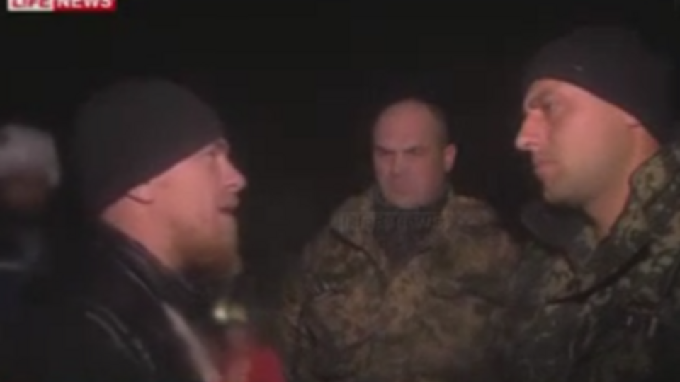 Один из защитников донецкого аэропорта "киборг" Купол (справа) во время встречи с российским боевиком Моторолой