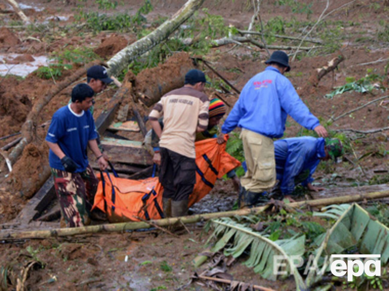 В Индонезии ищут погибших