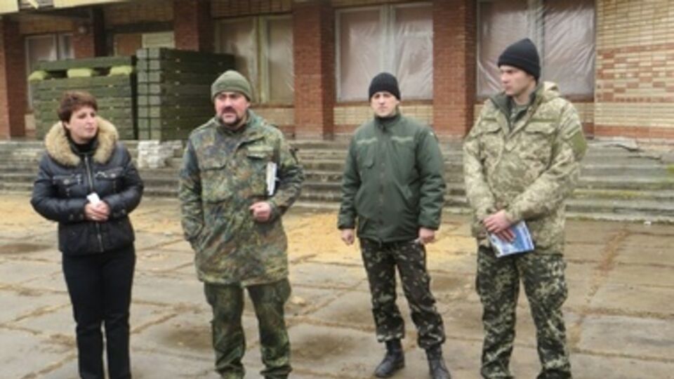 Местных жителей попросили сообщать о недостойном поведении украинских военных