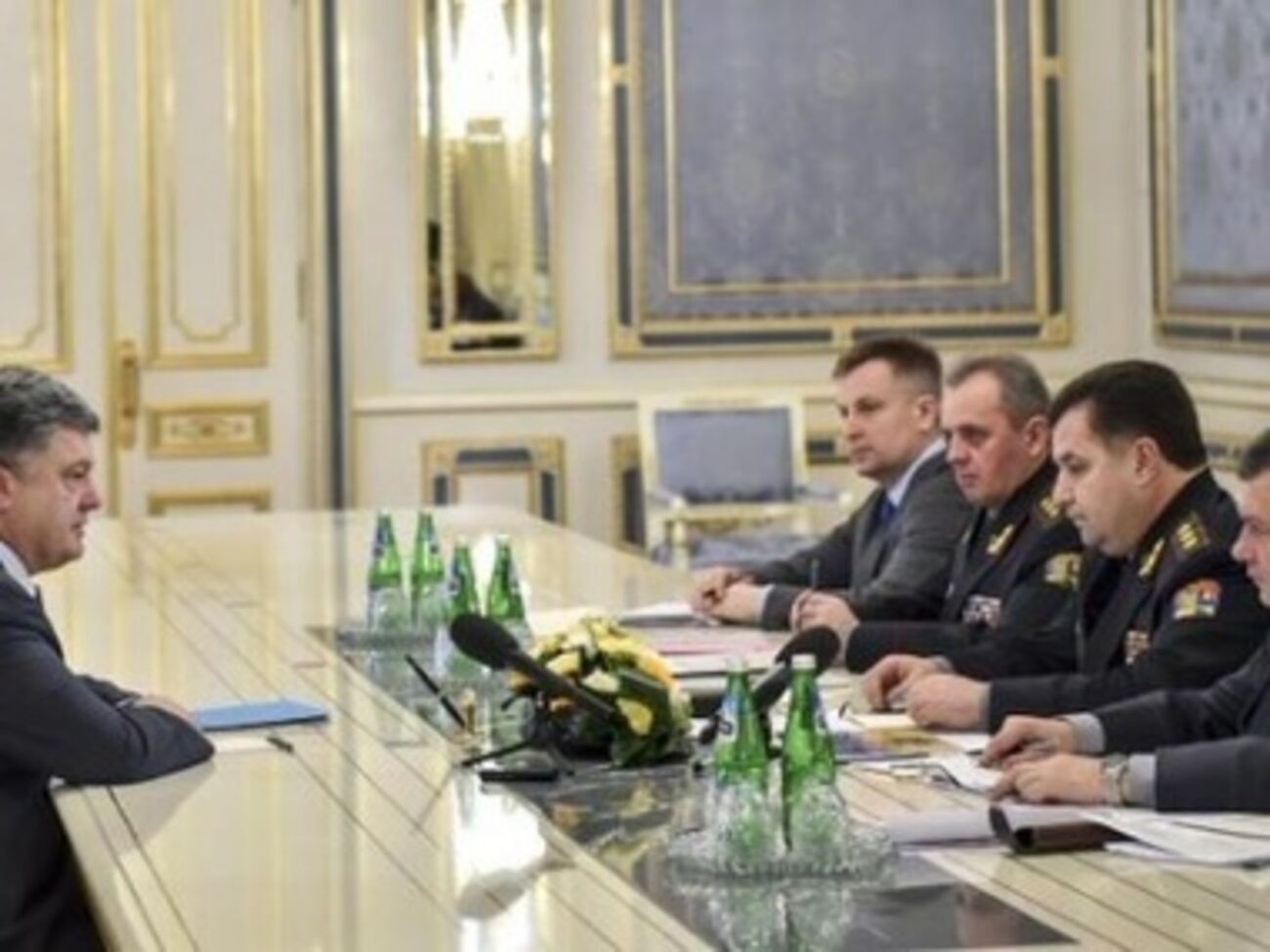 Порошенко поручил освободить заложников