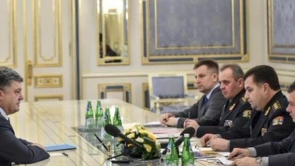 Порошенко поручил освободить заложников