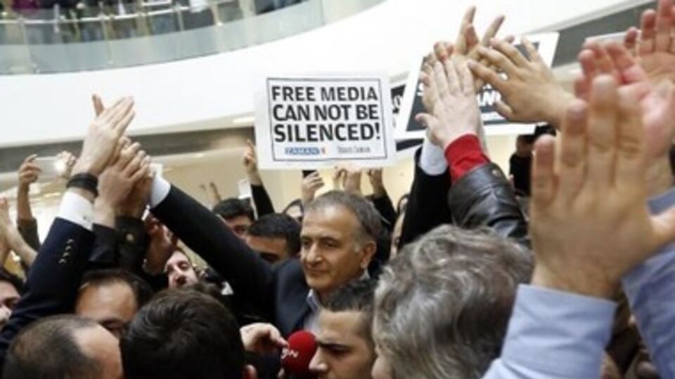 Протестующие у офиса газеты Zaman