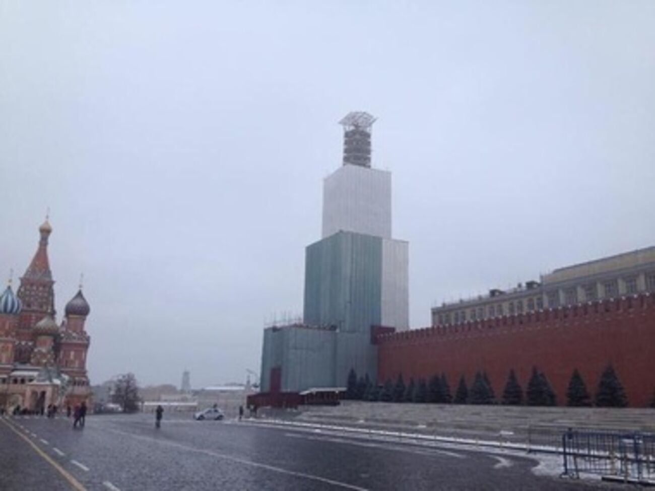 Куранты будут работать и отбивать время, однако видно их не будет