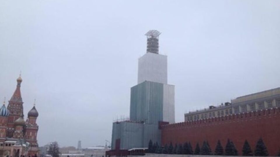 Куранты будут работать и отбивать время, однако видно их не будет