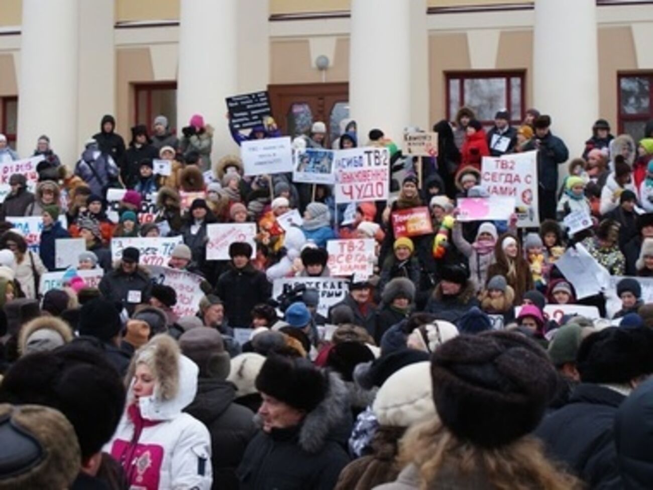 Участники акции вышли с плакатами "Губернатору нужна тишина", "Народной телекомпании ТВ-2 быть", "Есть закон &ndash; есть ТВ-2, где нет закона &ndash; нет ТВ-2"