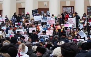 Участники акции вышли с плакатами "Губернатору нужна тишина", "Народной телекомпании ТВ-2 быть", "Есть закон – есть ТВ-2, где нет закона – нет ТВ-2"