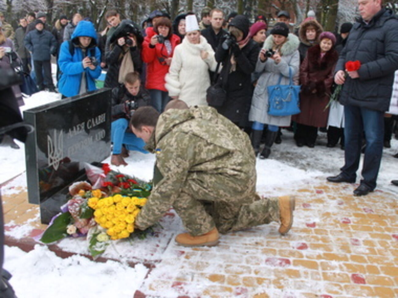 На открытии аллеи присутствовали военные, представители власти, общественных организаций и волонтеры