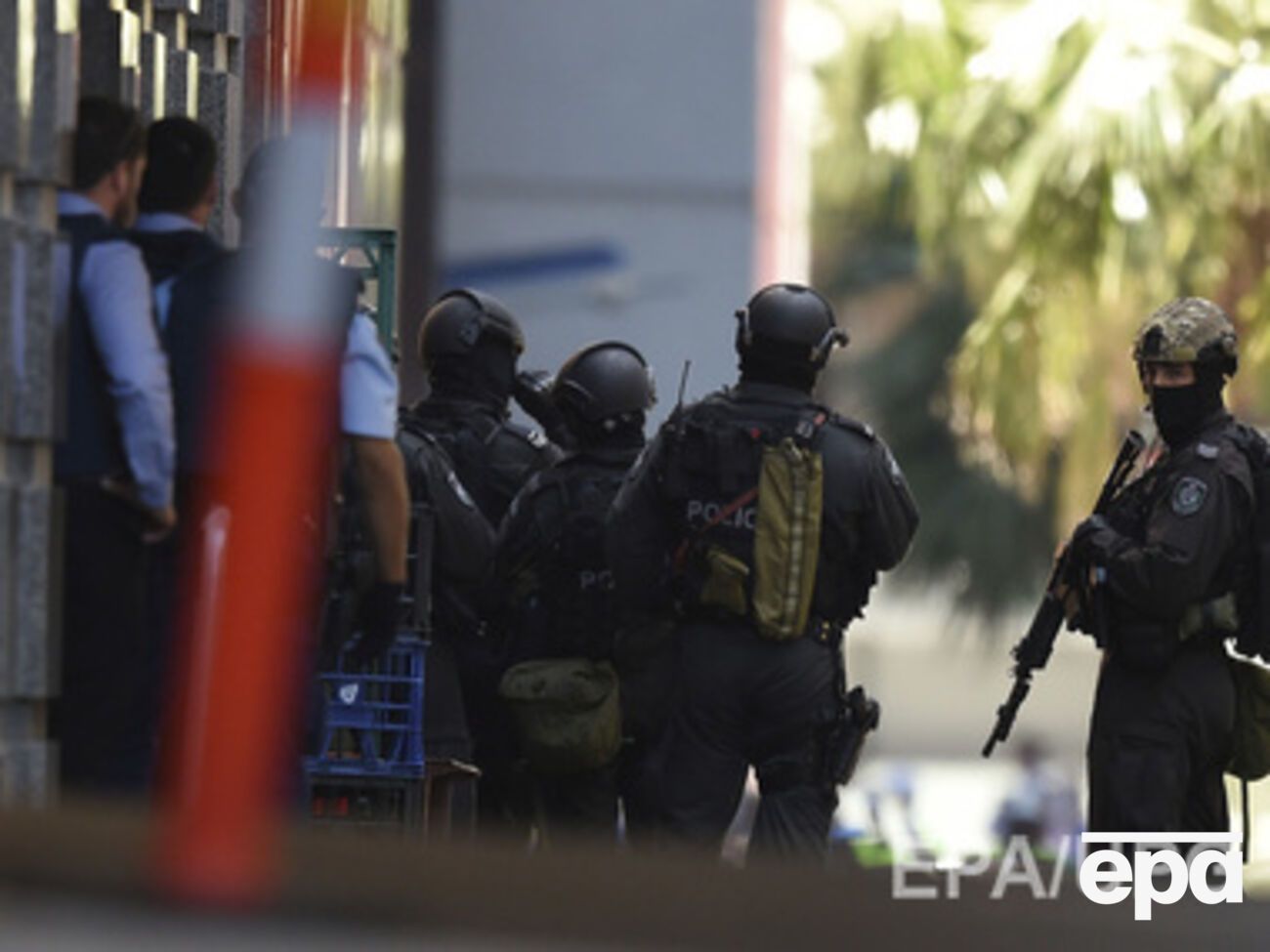 Кафе захватил один мужчина с огнестрельным оружием