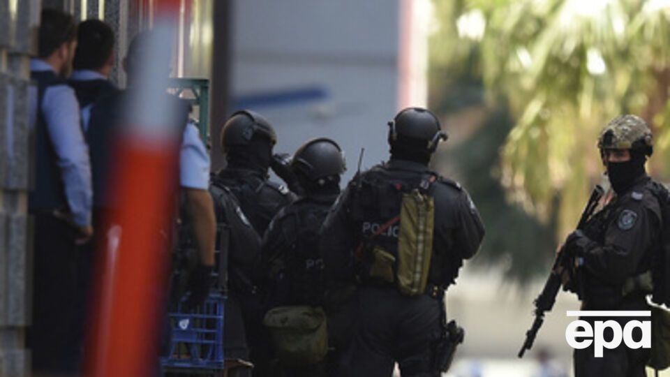 Кафе захватил один мужчина с огнестрельным оружием