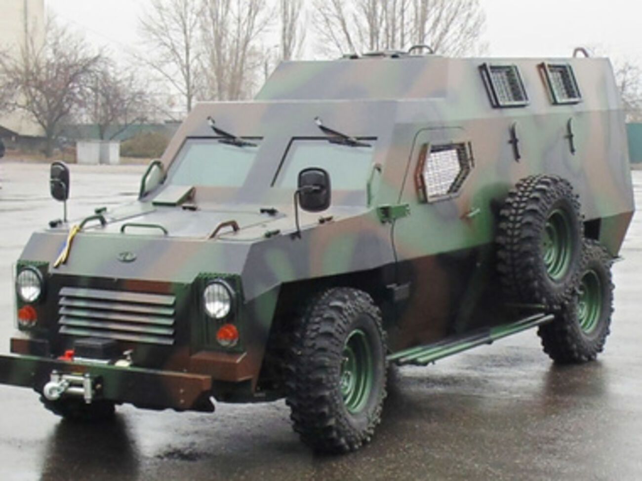 Вместимость авто --- шесть-восемь человек в полном обмундировании