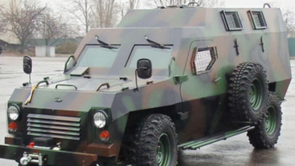 Вместимость авто --- шесть-восемь человек в полном обмундировании