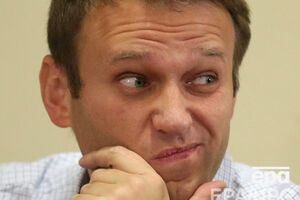 Алексей Навальный находится под домашним арестом, его брат --- под подпиской о невыезде