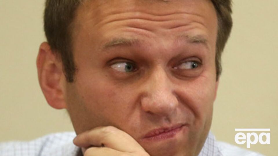 Алексей Навальный находится под домашним арестом, его брат --- под подпиской о невыезде