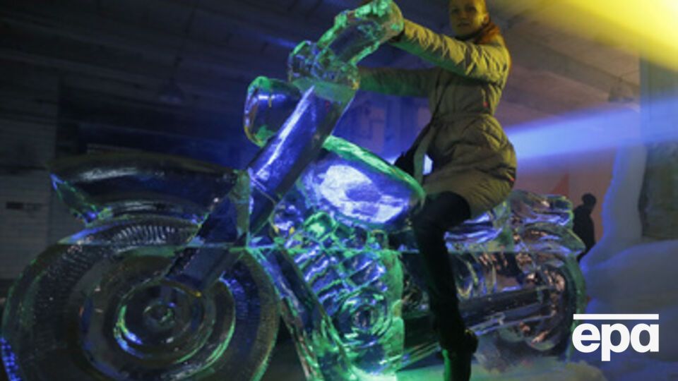 В Киеве открылась выставка скульптур из льда. Фоторепортаж