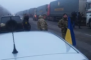 Также в грузовиках была "солдатская" еда: макароны, "Олейна", печенье