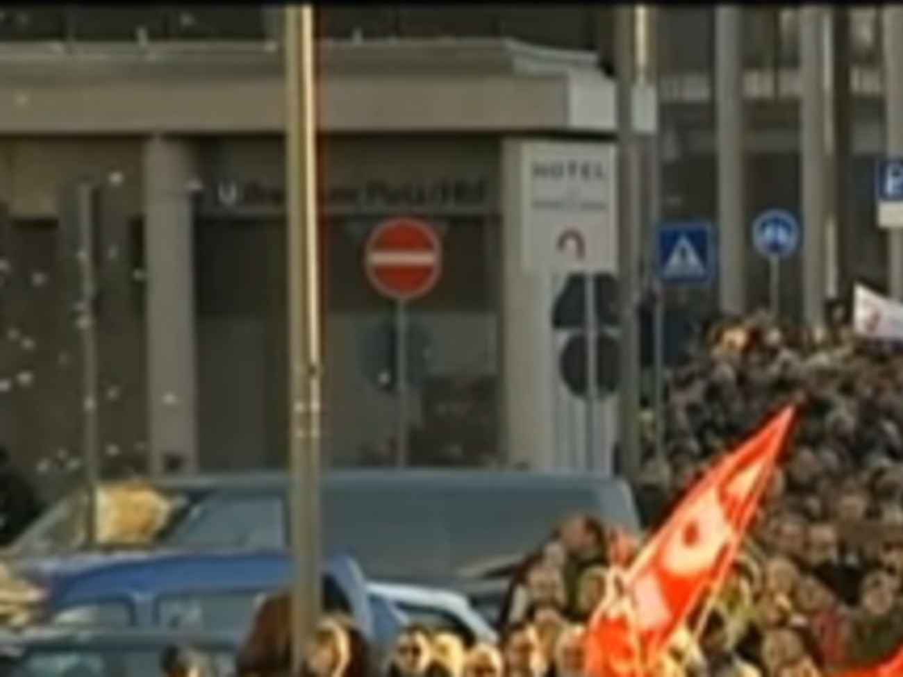 Акция прошла под лозунгами “Нет расизму!”, “На наших площадях нет места нацистам”