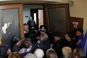 В Горловке местные жители выдавили дверь в райадминистрацию, занятую сепаратистами
