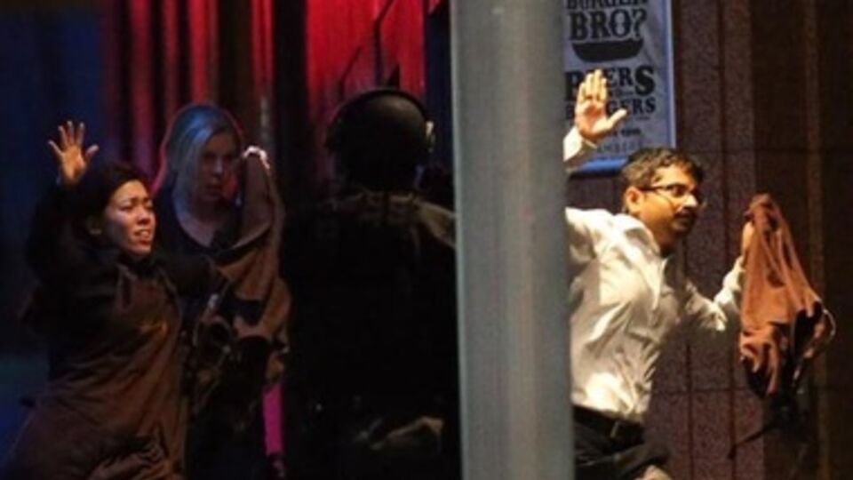 Во время операции освобождения заложников из сиднейского кафе два человека погибли и пять ранены