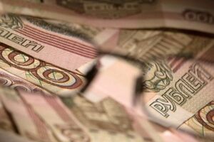 Рубль обесценился больше гривны