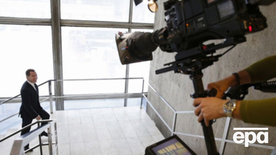 Если в кино ножницы пускают в ход ради динамики, то в статье у Медведева из памяти вырезают Майдан как таковой