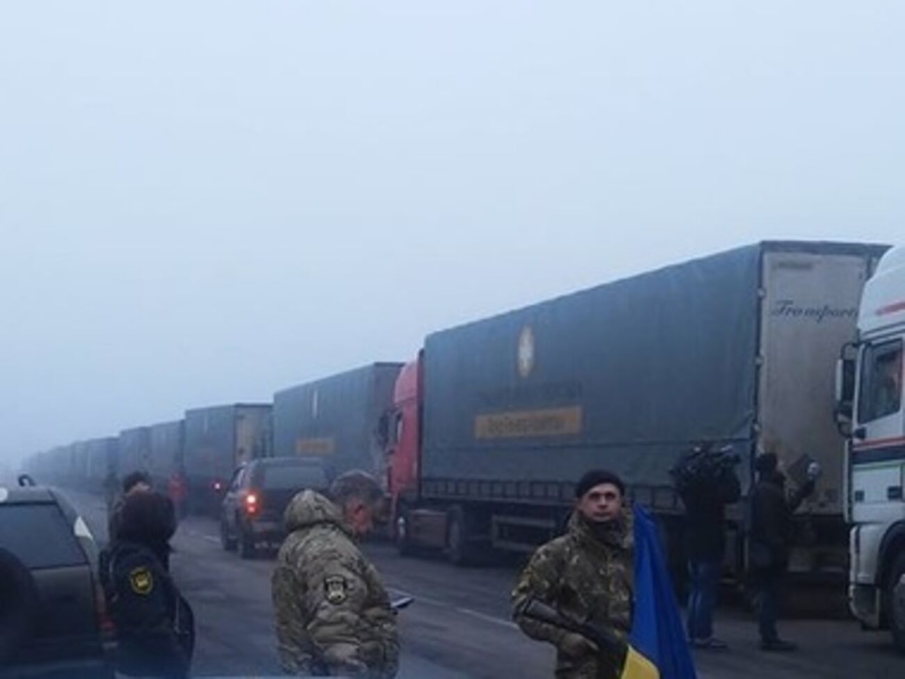 Задержанные добровольческими батальонами грузовики