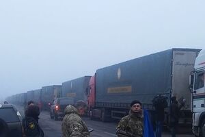 Задержанные добровольческими батальонами грузовики