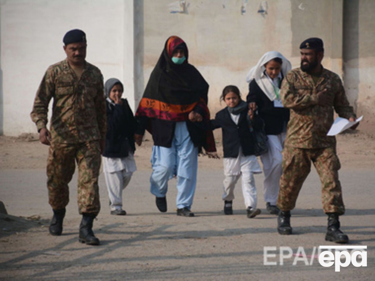 Террористы "Талибана" заходили в классы и расстреливали детей